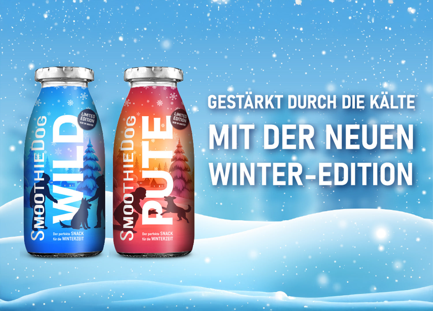 Zwei SmoothieDog Flaschen der Winter Edition vor verschneitem, blauem Hintergrund. Links die Sorte „Wild“ in blauer Flasche, rechts die Sorte „Pute“ in roter Flasche. Daneben der Schriftzug „Gestärkt durch die Kälte mit der neuen Winter Edition“.