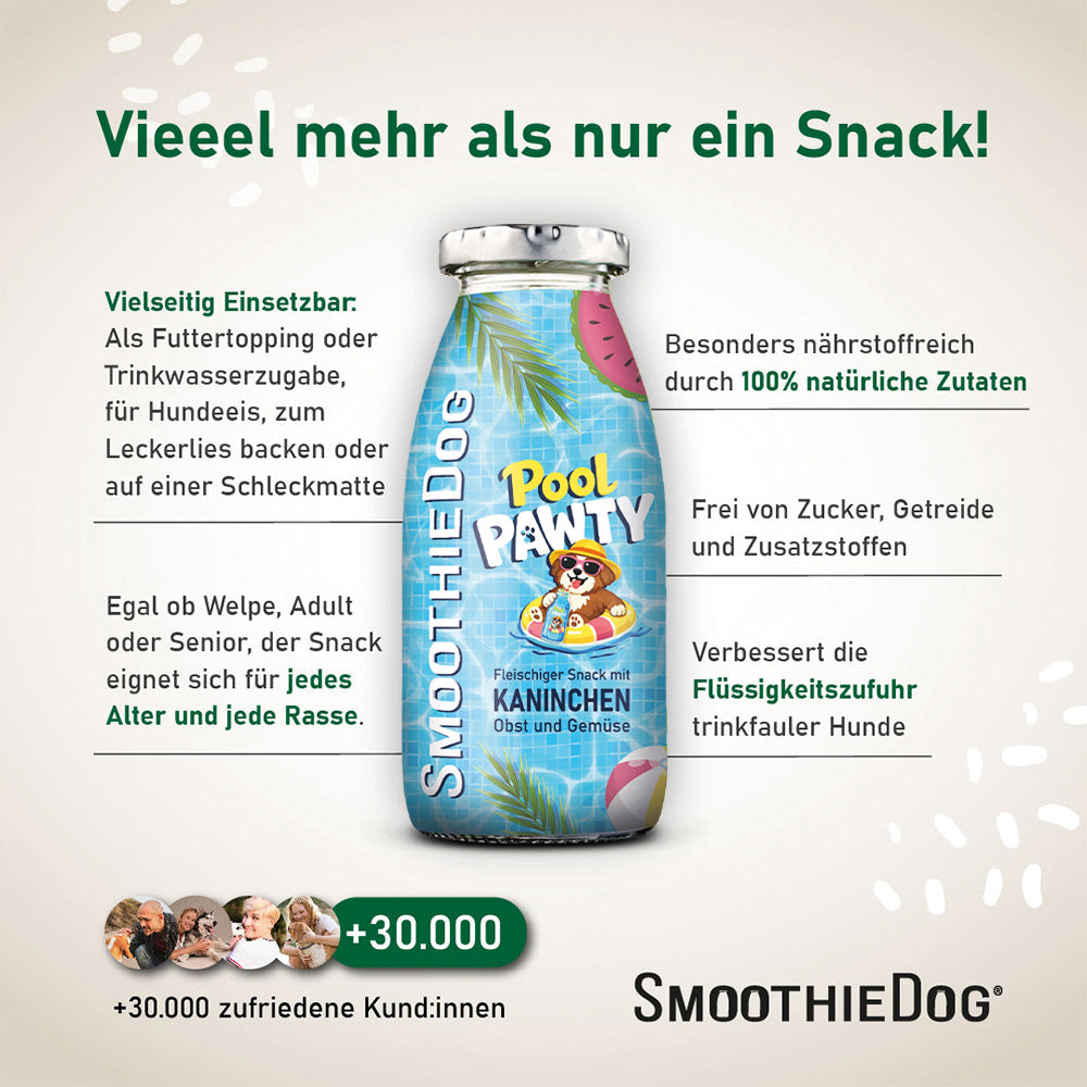 Produktbild der SmoothieDog Summer Edition „Pool Pawty“ (Kaninchen) im 3er-Pack (3x 250ml.), 6er-Pack (6x 250ml.) und 12er-Pack (12x 250ml.): Der Hundesmoothie in der Glasflasche wird mit Vorteilen wie vielseitiger Einsatz, natürliche Zutaten und Unterstützung der Flüssigkeitszufuhr für Hunde dargestellt.