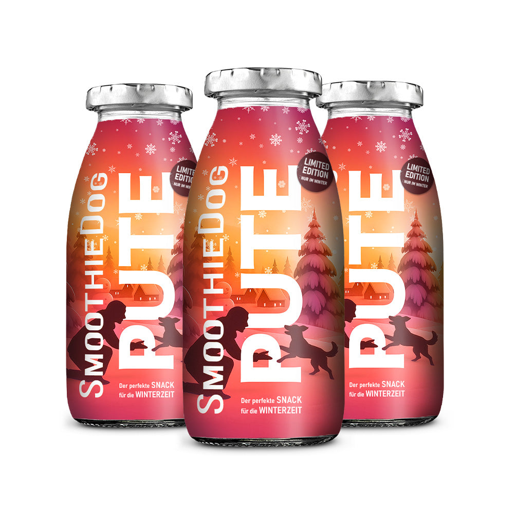 SmoothieDog Winter-Edition PUTE als 3er-Pack (3x 250ml.): Drei Glasflaschen im rot-orangen Winterdesign mit Schneeflocken, verschneiten Tannenbäumen und der Silhouette von Mensch und Hund. Aufdruck „Limited Edition – nur im Winter“ sowie „Der perfekte Snack für die Winterzeit“. Ein stimmungsvoller Hundesmoothie speziell für die kalte Jahreszeit.