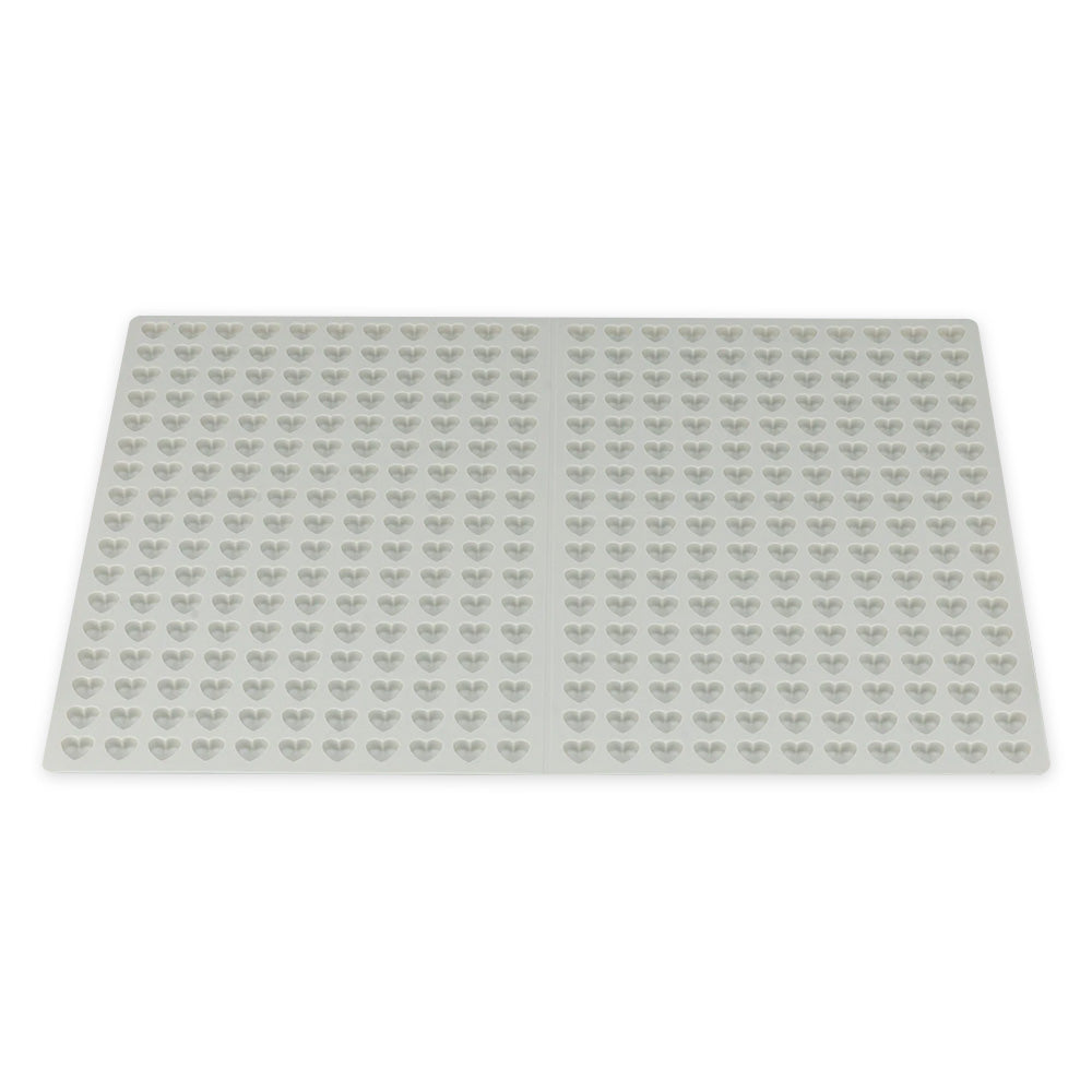 Rechteckige Silikonform in angenehmen Grau mit zahlreichen kleinen Herzmulden – 1.2cm Herzform Grau – ideal zur Herstellung von gefrorenen Snacks oder Leckerli für Hunde und Katzen.