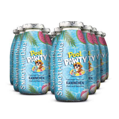 Produktbild der SmoothieDog Summer Edition „Pool Pawty“ (Kaninchen) im 12er-Pack (12x 250ml.): Drei Flaschen des Hundesmoothies stehen nebeneinander und zeigen das sommerliche Pool-Design. Die Sorte mit Kaninchen, Obst und Gemüse eignet sich als erfrischender Snack für Hunde.