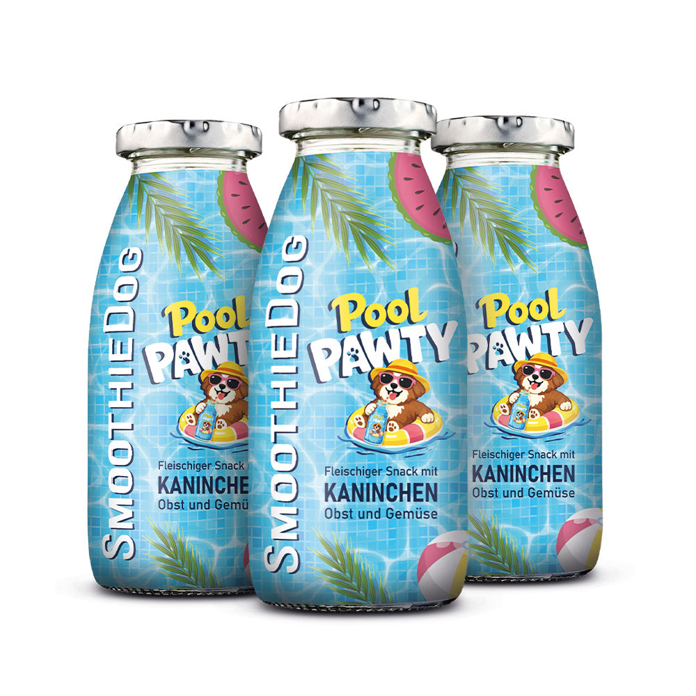 Produktbild der SmoothieDog Summer Edition „Pool Pawty“ (Kaninchen) im 3er-Pack (3x 250ml.): Drei Flaschen des Hundesmoothies stehen nebeneinander und zeigen das sommerliche Pool-Design. Die Sorte mit Kaninchen, Obst und Gemüse eignet sich als erfrischender Snack für Hunde.