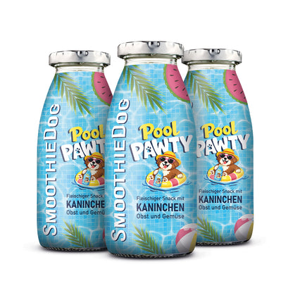 Produktbild der SmoothieDog Summer Edition „Pool Pawty“ (Kaninchen) im 3er-Pack (3x 250ml.): Drei Flaschen des Hundesmoothies stehen nebeneinander und zeigen das sommerliche Pool-Design. Die Sorte mit Kaninchen, Obst und Gemüse eignet sich als erfrischender Snack für Hunde.