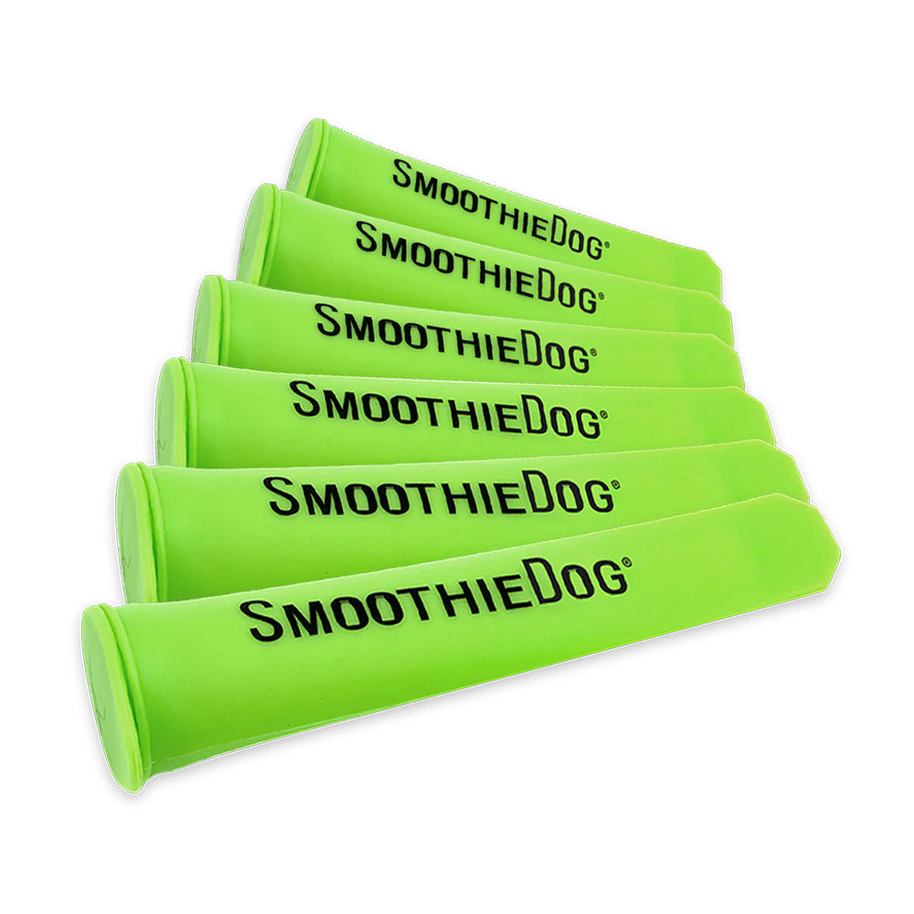 6er Pack leuchtend grüne Silikonformen in Stiftform mit schwarzem SmoothieDog-Logo – ideal zum Einfrieren von Hundesmoothies als praktische Eissticks für unterwegs oder als Erfrischung im Sommer. Wiederverwendbar, flexibel und spülmaschinengeeignet.