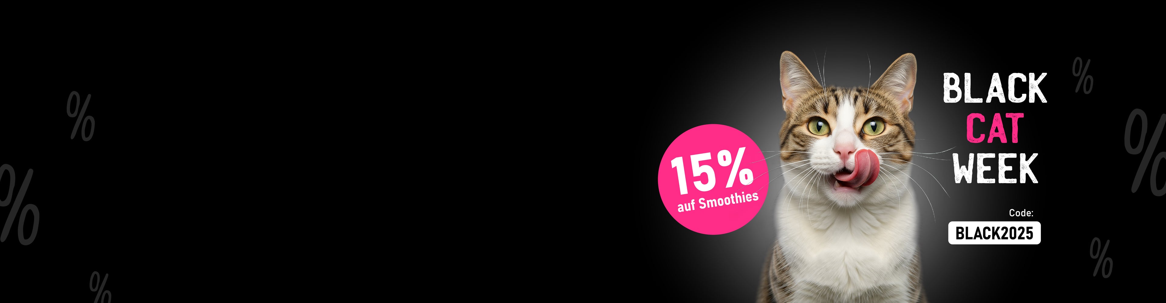 SmoothieCat Werbebanner für die Black Cat Week 2025: Eine Katze leckt sich über die Nase, rechts daneben ein pinker Kreis mit ‚15 % auf Smoothies‘. Unten im Bild ist der Rabattcode BLACK2025 zu sehen, alles vor einem schwarzen Hintergrund mit dezenten Prozentzeichen