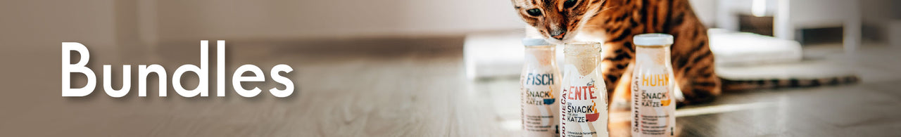 Zu den Bundles für Katzen – Katze mit mehreren SmoothieCat Flaschen. Jetzt Bundles entdecken.