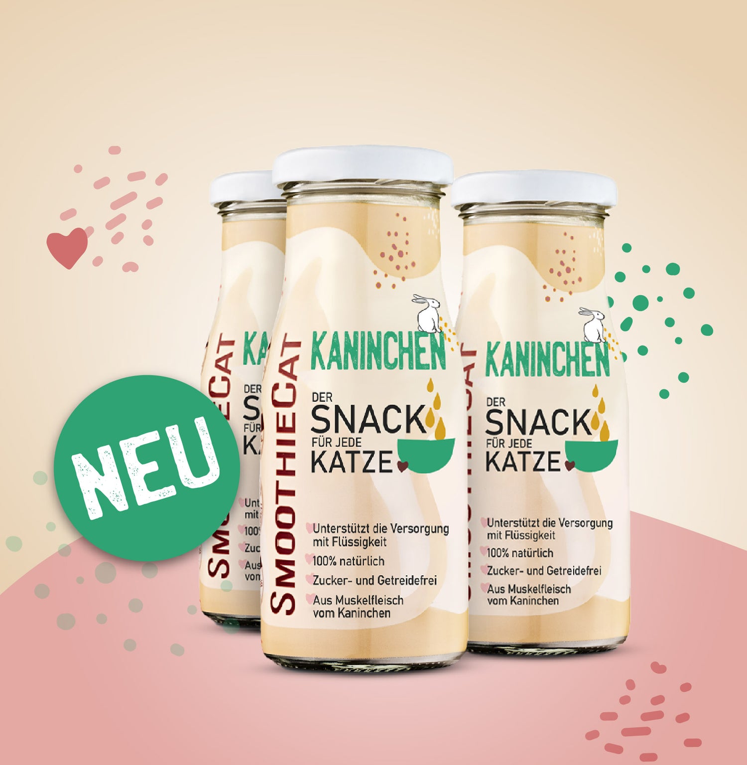 Dynamisches Banner auf hellbeigem, dezent verlaufendem Hintergrund mit rosa Halbrund unten rechts und verstreuten, pastellfarbenen Dots und Herzchen: Im Fokus stehen drei nebeneinander arrangierte Glasflaschen des neuen „SMOOTHIECAT Kaninchen – Der Snack für jede Katze“, vorne ein grüner Kreis mit weißem „NEU“-Schriftzug. Die Flaschen zeigen minimalistisch gestaltete Etiketten mit tropfendem Snack‐Symbol und kurzen Produktinfos.