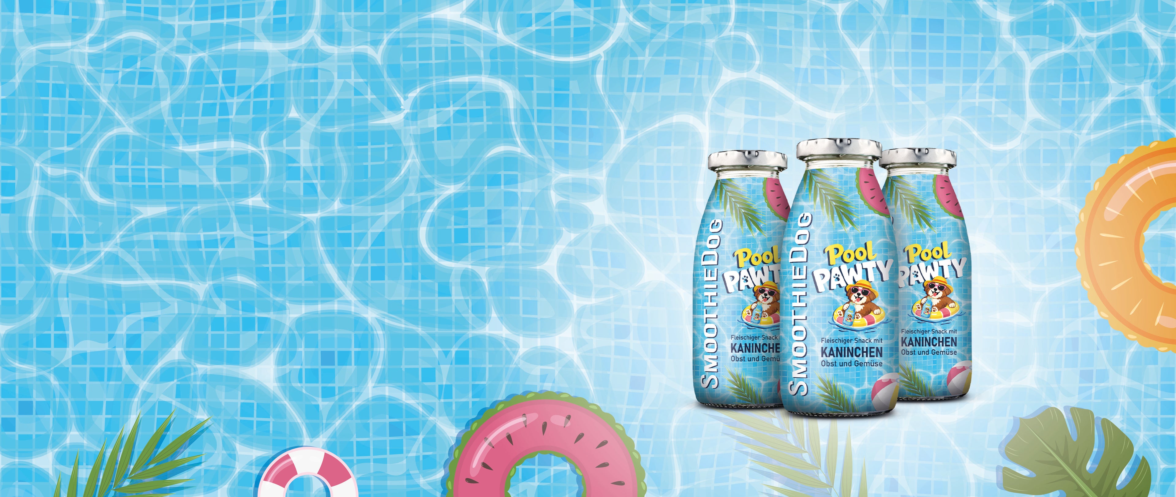 Sommerliches Banner zur limitierten SmoothieDog Summer Edition „Pool Pawty“ (Kaninchen): Ein farbenfrohes, verspieltes Motiv mit Pool- und Sommer-Elementen zeigt den Hundesmoothie im Mittelpunkt. Die Sorte mit Kaninchen, Obst und Gemüse steht für eine erfrischende Belohnung an warmen Tagen. Die lebendigen Farben und sommerlichen Illustrationen unterstreichen den limitierten Charakter der Edition.