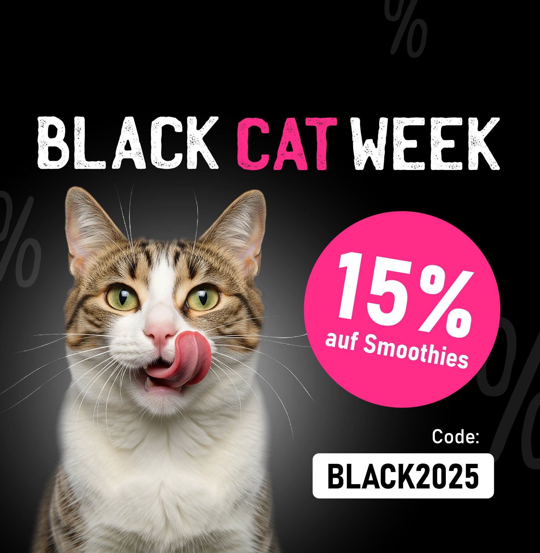 SmoothieCat Werbebanner für die Black Cat Week 2025: Eine Katze leckt sich über die Nase, rechts daneben ein pinker Kreis mit ‚15 % auf Smoothies‘. Unten im Bild ist der Rabattcode BLACK2025 zu sehen, alles vor einem schwarzen Hintergrund mit dezenten Prozentzeichen