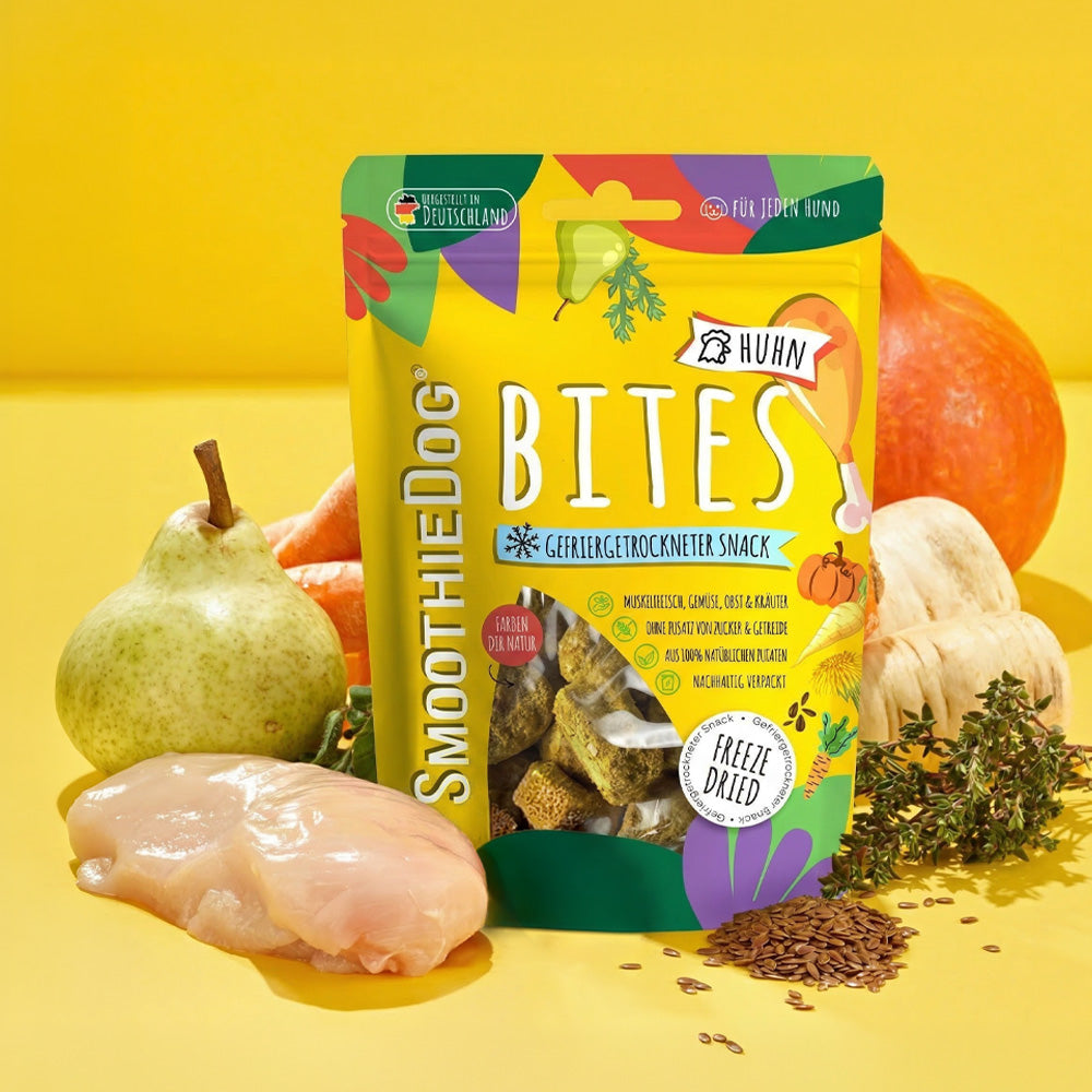 Verpackung der gefriergetrockneten Hundesnacks SmoothieDog Bites Huhn im Fokus, mit sichtbaren Zutaten und Produktinformationen auf der Vorderseite.
