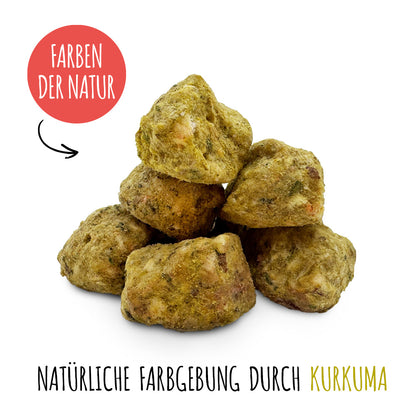 Gefriergetrocknete Hundesnacks SmoothieDog Bites Huhn mit Hinweis auf natürliche Farbgebung durch Kurkuma, sichtbar an der gelblichen Färbung der Bites.