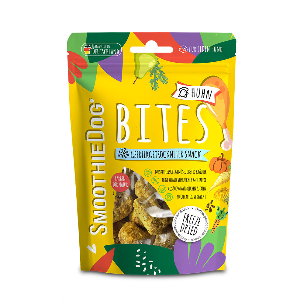 Einzelne Stücke der gefriergetrockneten Hundesnacks SmoothieDog Bites Huhn liegen gestapelt und zeigen Form, Größe und Konsistenz.