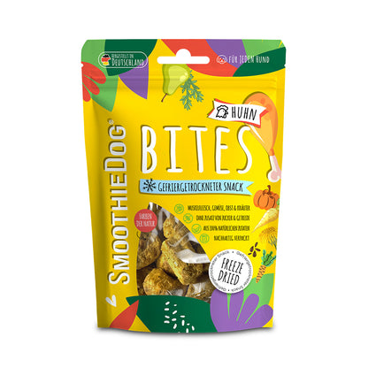 Einzelne Stücke der gefriergetrockneten Hundesnacks SmoothieDog Bites Huhn liegen gestapelt und zeigen Form, Größe und Konsistenz.