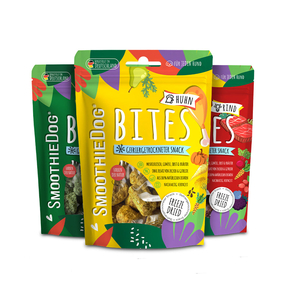 SmoothieDog Bites Klassik 3er-Pack (3x 40g.) mit den Sorten Rind, Huhn und Lamm in farblich unterschiedlichen Verpackungen. Die gefriergetrockneten Hundesnacks bestehen aus hochwertigen, natürlichen Zutaten und sind klar als einzelne Sorten erkennbar. Ideal als Belohnung oder Snack für unterwegs.