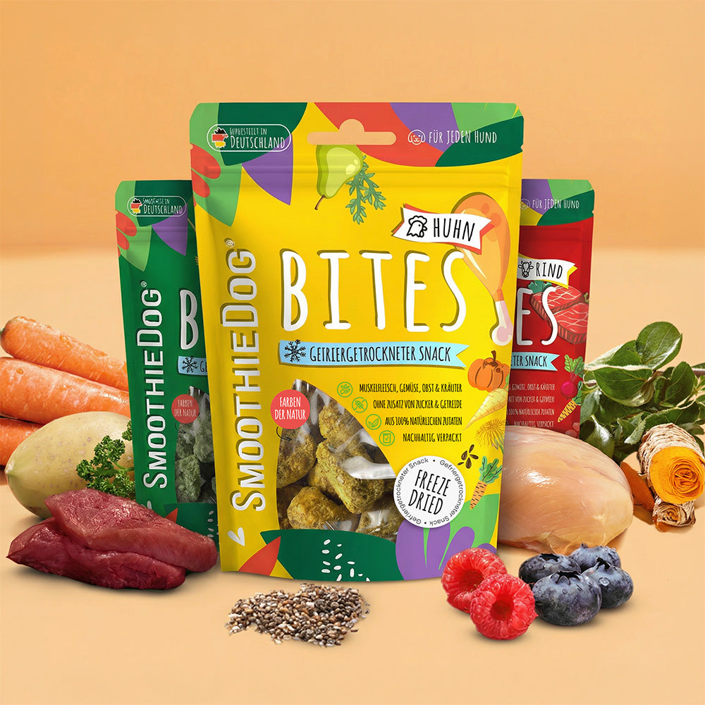 Gefriergetrocknete Hundesnacks SmoothieDog Bites in den Sorten Huhn, Rind und Lamm als Produktübersicht mit frischen Zutaten wie Fleisch, Gemüse und Beeren. Erhältlich im 12er-Pack (12x 40g.) 6er-Pack (6x 40g.) 3er-Pack (3x 40g.).