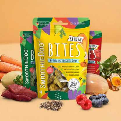 Gefriergetrocknete Hundesnacks SmoothieDog Bites in den Sorten Huhn, Rind und Lamm als Produktübersicht mit frischen Zutaten wie Fleisch, Gemüse und Beeren. Erhältlich im 12er-Pack (12x 40g.) 6er-Pack (6x 40g.) 3er-Pack (3x 40g.).