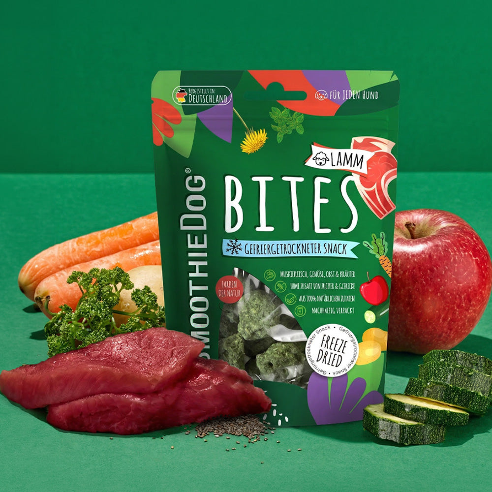 Verpackung der gefriergetrockneten Hundesnacks SmoothieDog Bites Lamm im Fokus, mit sichtbaren Zutaten und Produktinformationen auf der Vorderseite.