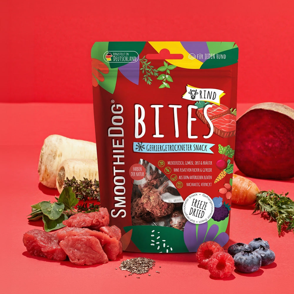 Mehrere Verpackungen der SmoothieDog Bites Rind sind nebeneinander angeordnet und zeigen die gefriergetrockneten Hundesnacks im Überblick.