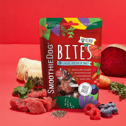 Mehrere Verpackungen der SmoothieDog Bites Rind sind nebeneinander angeordnet und zeigen die gefriergetrockneten Hundesnacks im Überblick.