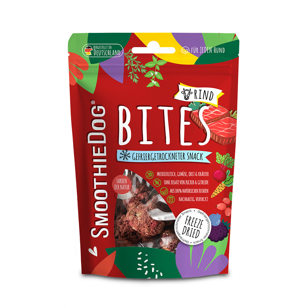Einzelne gefriergetrocknete Hundesnacks SmoothieDog Bites Rind liegen lose und zeigen Form und Größe der Bites.