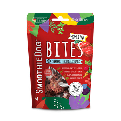 Einzelne gefriergetrocknete Hundesnacks SmoothieDog Bites Rind liegen lose und zeigen Form und Größe der Bites.