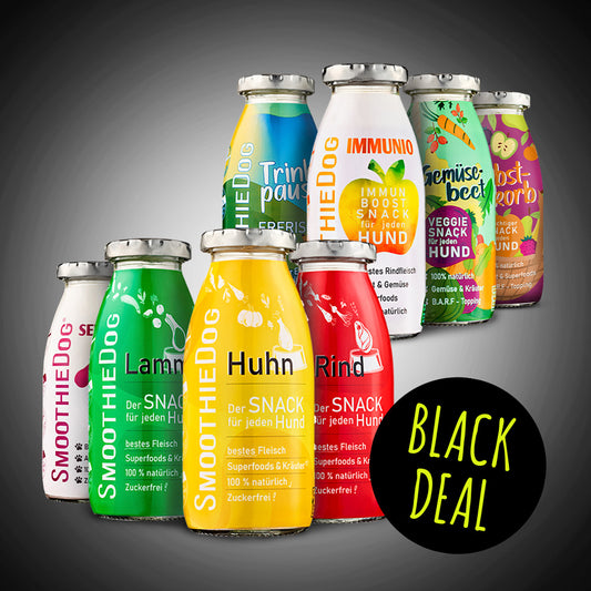 Das Bild zeigt den SmoothieDog Black Deal des Tages als buntes Mixpaket aller klassischen Sorten wie Huhn, Rind, Lamm, Gemüsebeet, Obstkorb, Immunio und Trinkpause. Die Flaschen sind farbenfroh gruppiert und stehen auf schwarzem Hintergrund, ergänzt durch einen schwarzen Kreis ‚Black Deal‘. Das Motiv zeigt die vielseitige Sortenauswahl deutlich.