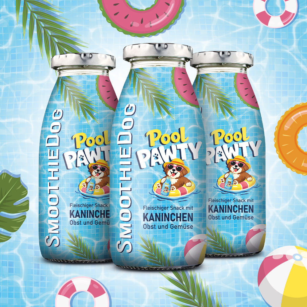 Produktbild der SmoothieDog Summer Edition „Pool Pawty“ (Kaninchen): Mehrere Flaschen des Hundesmoothies mit blauem Pool-Design und sommerlichen Elementen sind nebeneinander dargestellt. Die Sorte mit Kaninchen, Obst und Gemüse eignet sich als erfrischender Snack für Hunde.