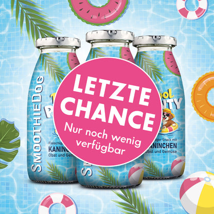 Produktbild der SmoothieDog Summer Edition „Pool Pawty“ (Kaninchen): Mehrere Flaschen des Hundesmoothies mit blauem Pool-Design und sommerlichen Elementen sind nebeneinander dargestellt. Die Sorte mit Kaninchen, Obst und Gemüse eignet sich als erfrischender Snack für Hunde.