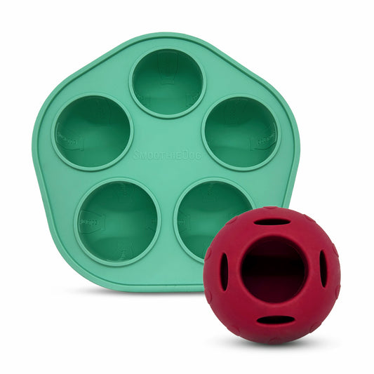 SmoothieDog Schleckball und Silikon-Eisform im Fokus: Das Bild zeigt eine mintgrüne Silikonform mit fünf Mulden und einen roten, geschlossenen Schleckball daneben. Das Set ist klar und deutlich vor weißem Hintergrund dargestellt, ideal für die Zubereitung gefrorener Snacks für Hunde.