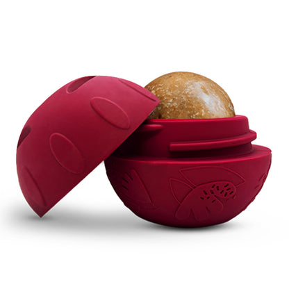 Geöffneter SmoothieDog Schleckball mit gefrorenem Snack im Inneren – befüllbares Schleckspielzeug für Hunde.
