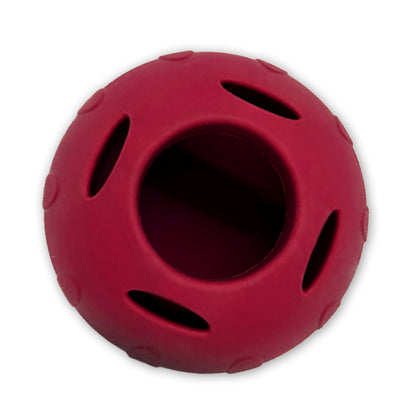 SmoothieDog Schleckball mit Öffnungen für Snacks – rotes Hundespielzeug aus Naturkautschuk.